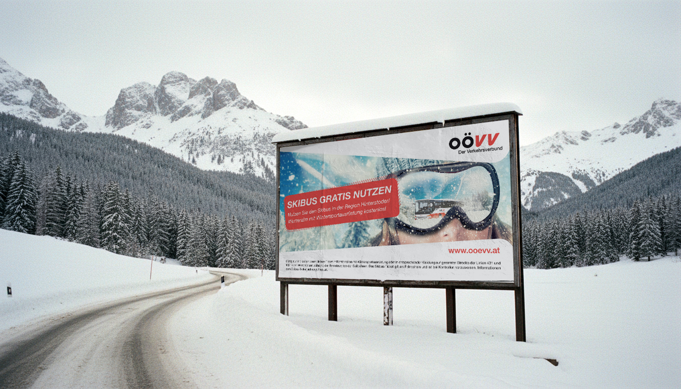 skibus_24-Bogen-Plakatwand-neben-einer-Straße-in-den-Bergen-von-Österreich-im-Winter-mit-vie-424454